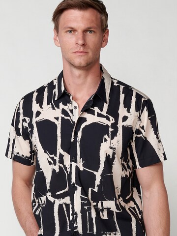 Coupe regular Chemise KOROSHI en noir