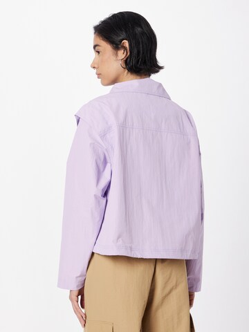 Veste mi-saison 'ELITA' NÜMPH en violet