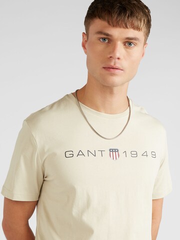 Tricou de la GANT pe bej