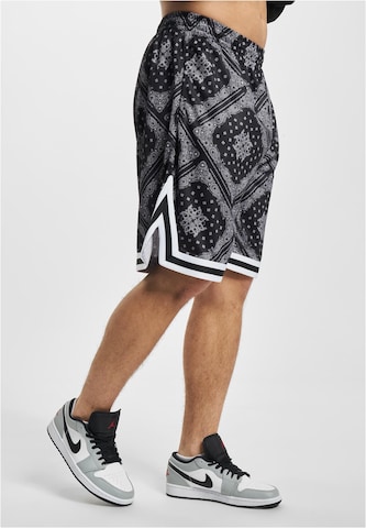 Karl Kani Loosefit Shorts in Schwarz