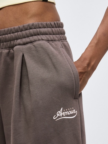 UNDER ARMOUR Široký strih Športové nohavice - Sivá