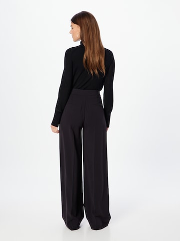 Calvin Klein Wide Leg Bundfaltenhose in Schwarz