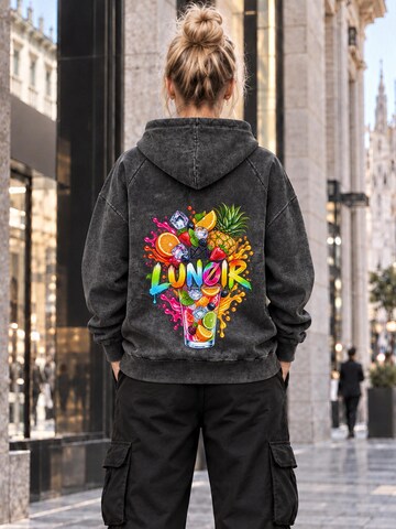 LUNØIR StudioSweater majica 'Tropical Riot – Fruit Splash' - crna boja