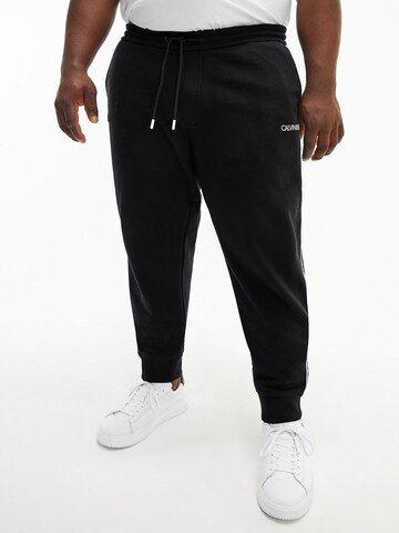 Calvin Klein Big & Tall Tapered Housut värissä musta: edessä