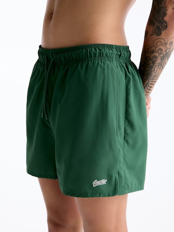 Pull&Bear Badeshorts in Grün