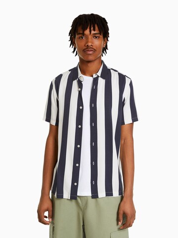 Bershka Regular Fit Hemd in Blau: Vorderseite