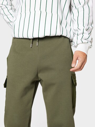 Effilé Pantalon cargo ALPHA INDUSTRIES en vert