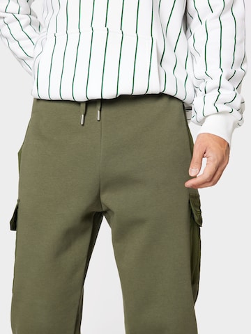 ALPHA INDUSTRIES - Tapered Calças cargo em verde