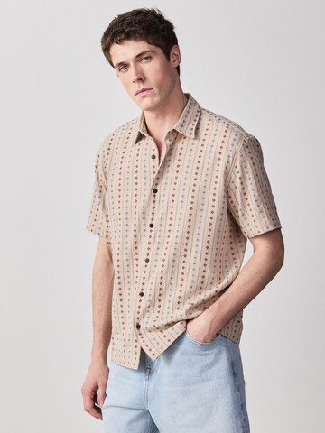 Next Regularny krój Koszula w kolorze brązowy: przód