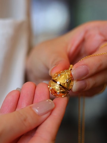 Collana 'Treasure Egg Locket' di LanLivia in rosso