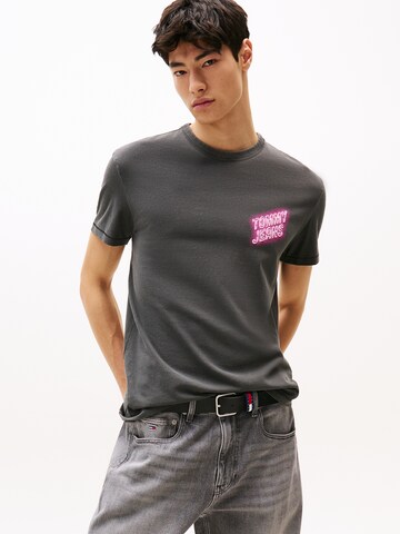 T-Shirt 'NOVELTY FAIR' Tommy Jeans en noir : devant