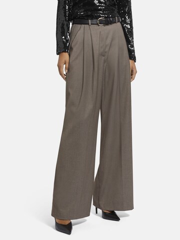 Nicowa Slimfit Anzughose 'ROSCIWO', weites Bein, Bundfalten, Model trägt Größe 34 in Braun: Vorderseite