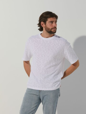 ABOUT YOU x Alvaro Soler - Camisa 'Diego' em branco: frente