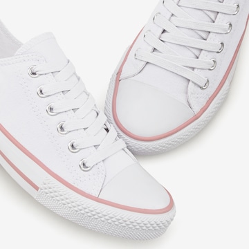 LASCANA Sneakers in White