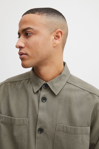 !Solid Regular fit Button Up Shirt in Green