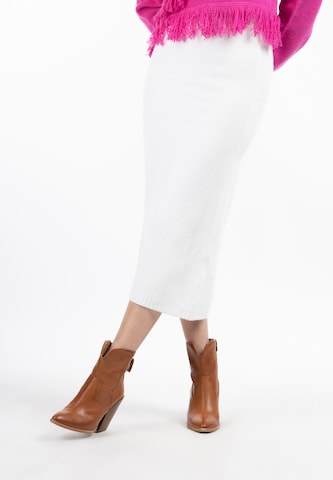 IZIA Skirt in White: front