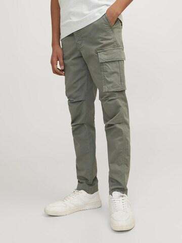 Regular Pantalon 'Ace Tucker' Jack & Jones Junior en vert : devant