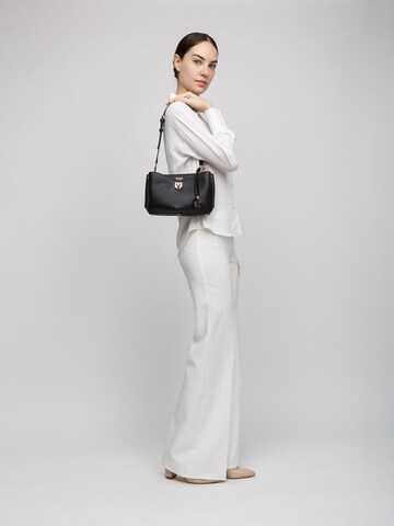 Borsa a spalla di GUESS in nero: frontale