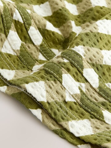 Next Regular Shorts in Grün