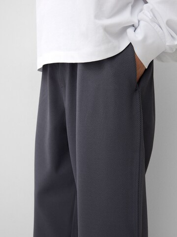 BershkaLoosefit Hlače - siva boja