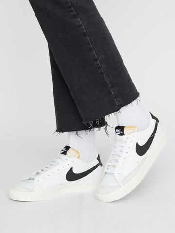 Nike Sportswear - Zapatillas deportivas bajas 'Blazer 77' en blanco