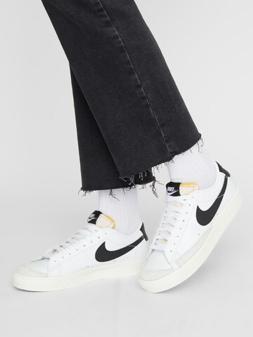 Baskets basses 'BLAZER 77' Nike Sportswear en blanc