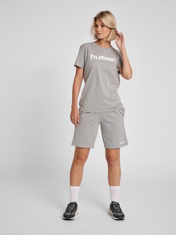 Hummel Regular Sportshorts in Grau: predná strana