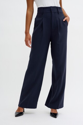 My Essential Wardrobe Wide leg Pleat-Front Pants in Blue: front