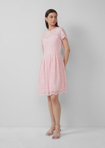 QS Tailliertes Spitzenkleid in Pink
