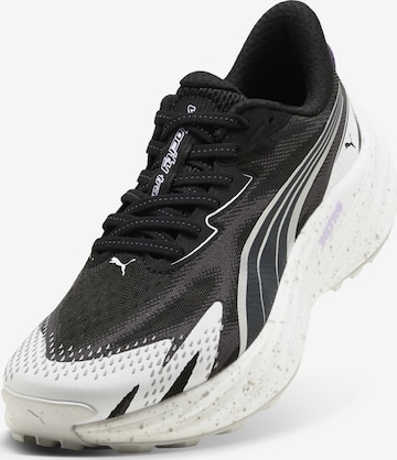 Chaussure de course PUMA en noir : devant