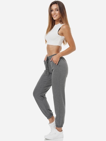 Tazzio - Tapered Pantalón deportivo 'F300' en gris