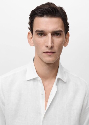 Coupe regular Chemise 'Parrot' MANGO MAN en blanc