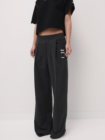 Loosefit Pantalon 'SPODNIE DRESOWE FLOW TAUPE' FEMSSY en gris