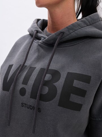 V!BE STUD!OS Sweatshirt in Black