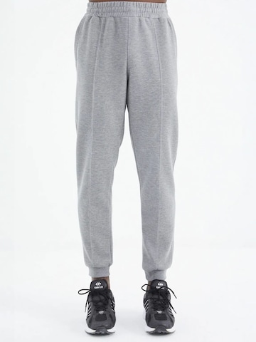 Pantalon Tommy Life en gris : devant