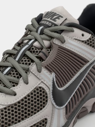 Baskets basses 'ZOOM VOMERO 5' Nike Sportswear en gris