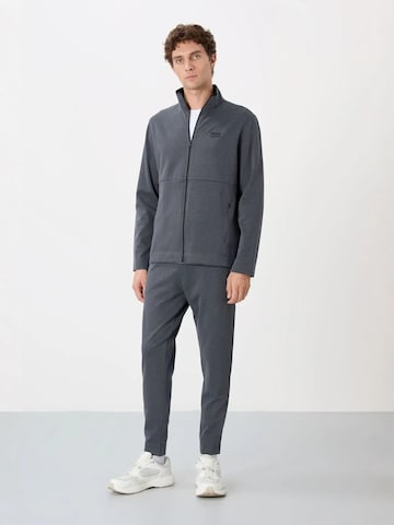 Tommy Life - Fato de desporto em cinzento: frente