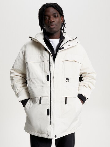 Parka mi-saison Tommy Jeans en blanc : devant