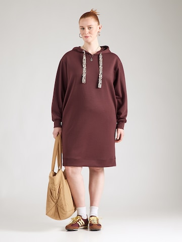 Abito 'CARALINA' di ONLY Carmakoma in marrone