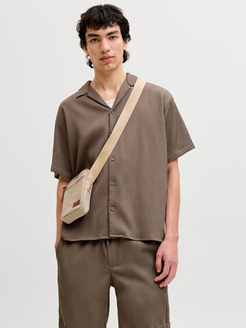 JACK & JONES - Ajuste confortable Camisa 'JJEHarrison' en marrón: frente