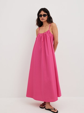 Robe NA-KD en rose : devant