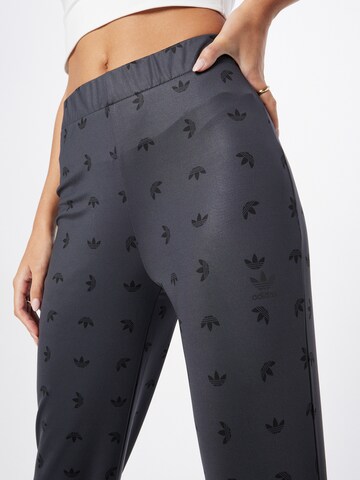 ADIDAS ORIGINALS Regular Панталон 'Stretchy Allover Print' в сиво