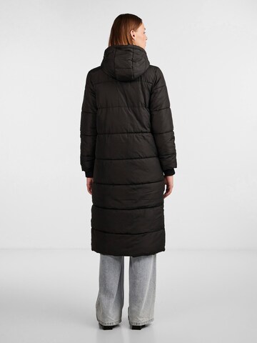 PIECES Winter coat 'Bee' in Black