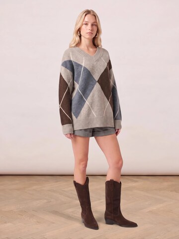 noar studios Sweater in Beige