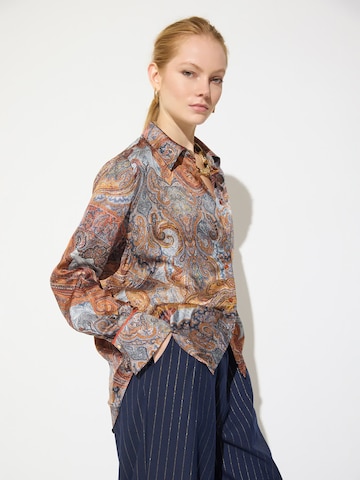 Camicia da donna di Lola Casademunt in blu: frontale