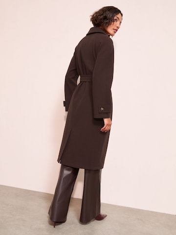 Friends Like These Mantel in Braun