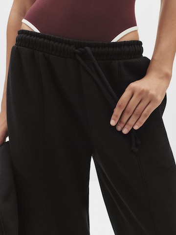 Tapered Pantaloni di Pull&Bear in nero