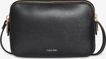 juoda Calvin Klein Rankinė su ilgu dirželiu: priekis