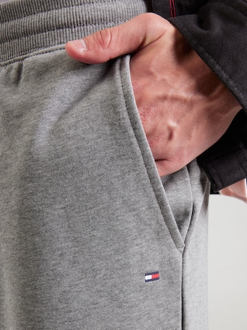 Regular Pantalon 'ESSENTIAL' TOMMY HILFIGER en gris