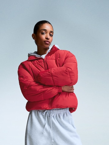 Bershka Winterjas in Rood: voorkant